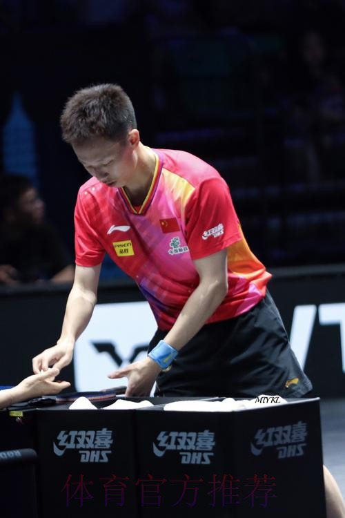 诺威尔挑战周琦 强硬抛投打成2+1 诺威尔挑战周琦 强硬抛投打成2+1